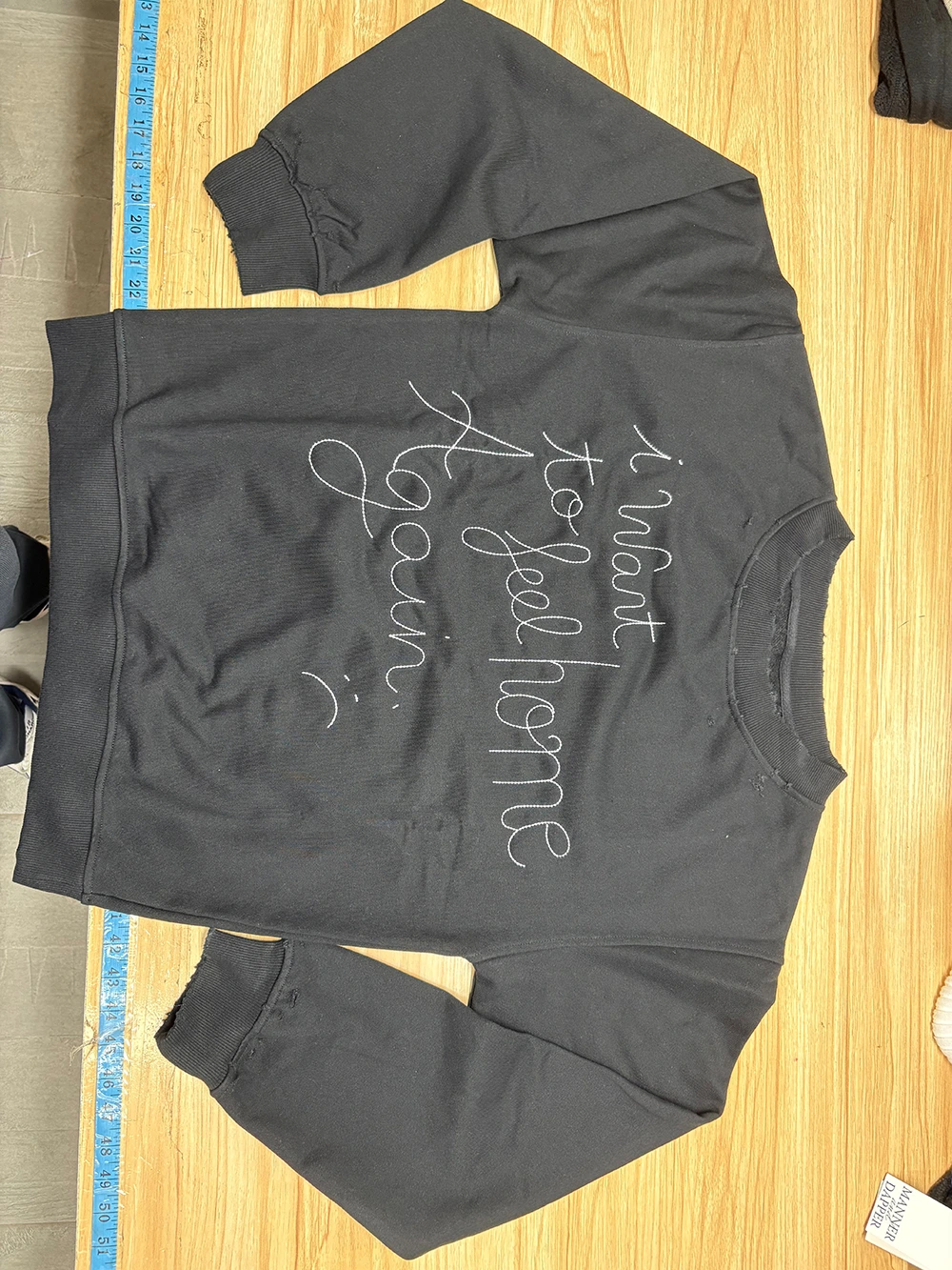 Man ripped embroidery sweatshirt